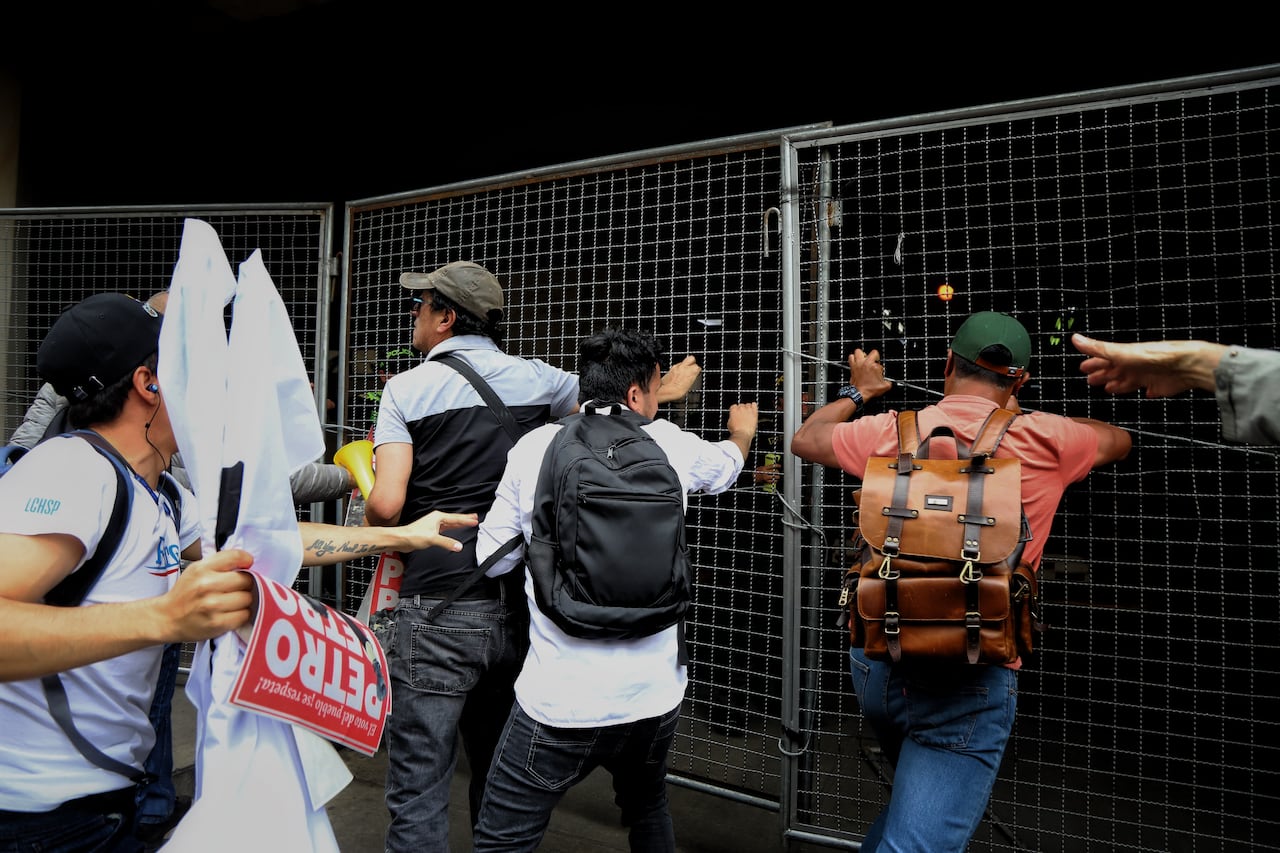Manifestantes petristas intentan ingresar al palacio de Justicia en Bogotá