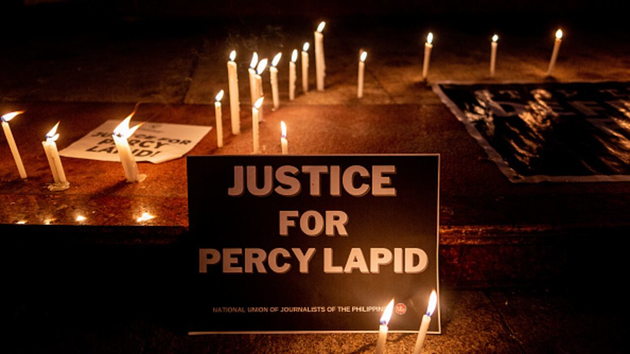 Los organismos de control de los medios condenaron el asesinato de Mabasa y dijeron que el ataque subraya cuán letal sigue siendo Filipinas para los periodistas.