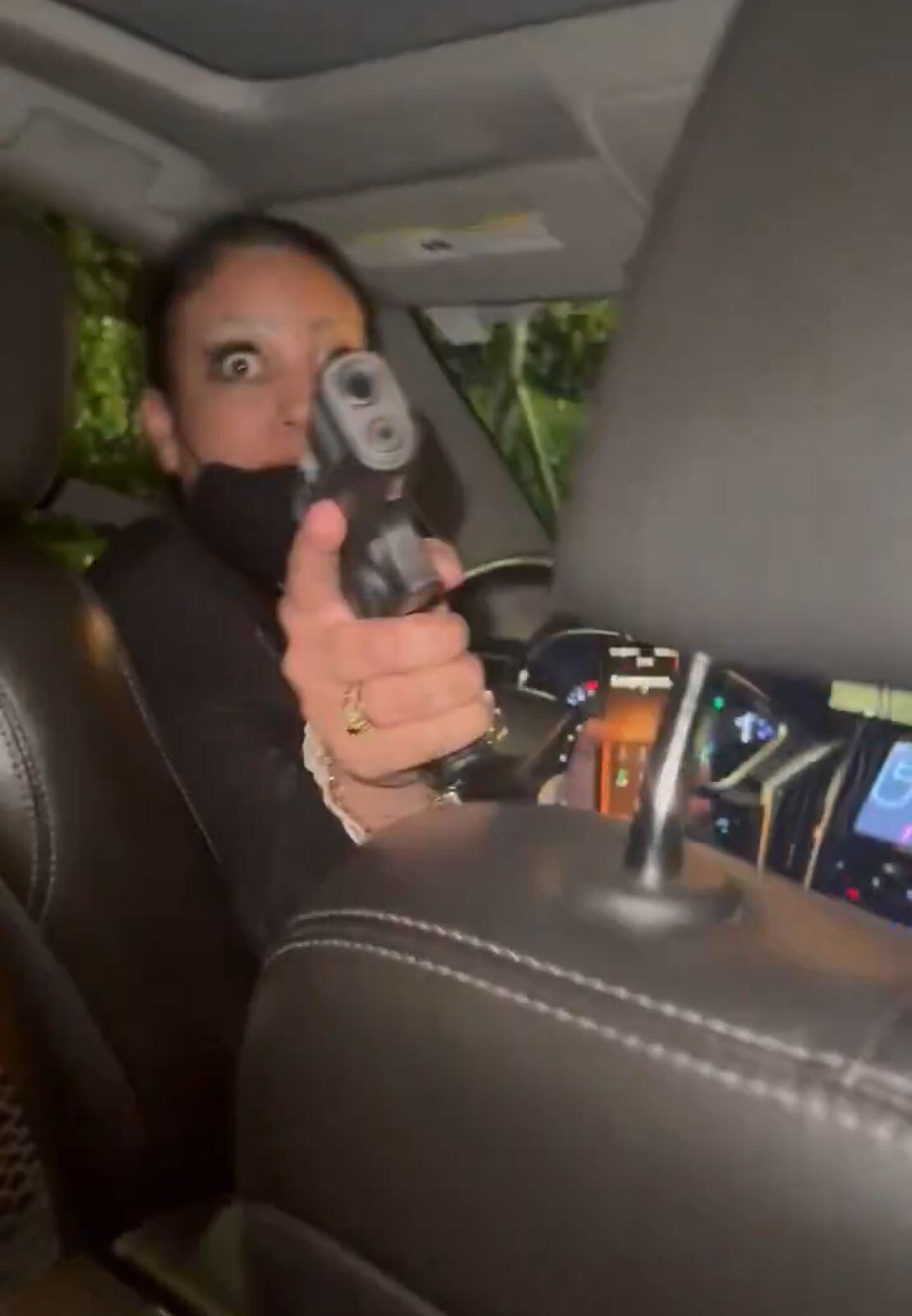 Las imágenes muestran a una conductora de Uber sacando un arma y apuntándola a los pasajeros