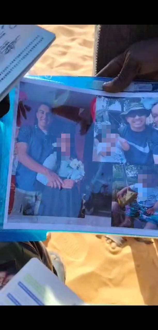 Fotografía de ex militar colombiano con sus familiares. Al parecer, se fue como mercenario para África.