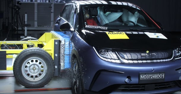 El  BYD Dolphin Plus es el primer carro eléctrico chino que logra la calificación 5 estrellas en estas pruebas de seguridad realizadas por Latin NCAP.