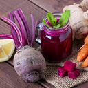 El jugo de remolacha, pepino y zanahoria puede ayudar a regenerar las células de la piel.