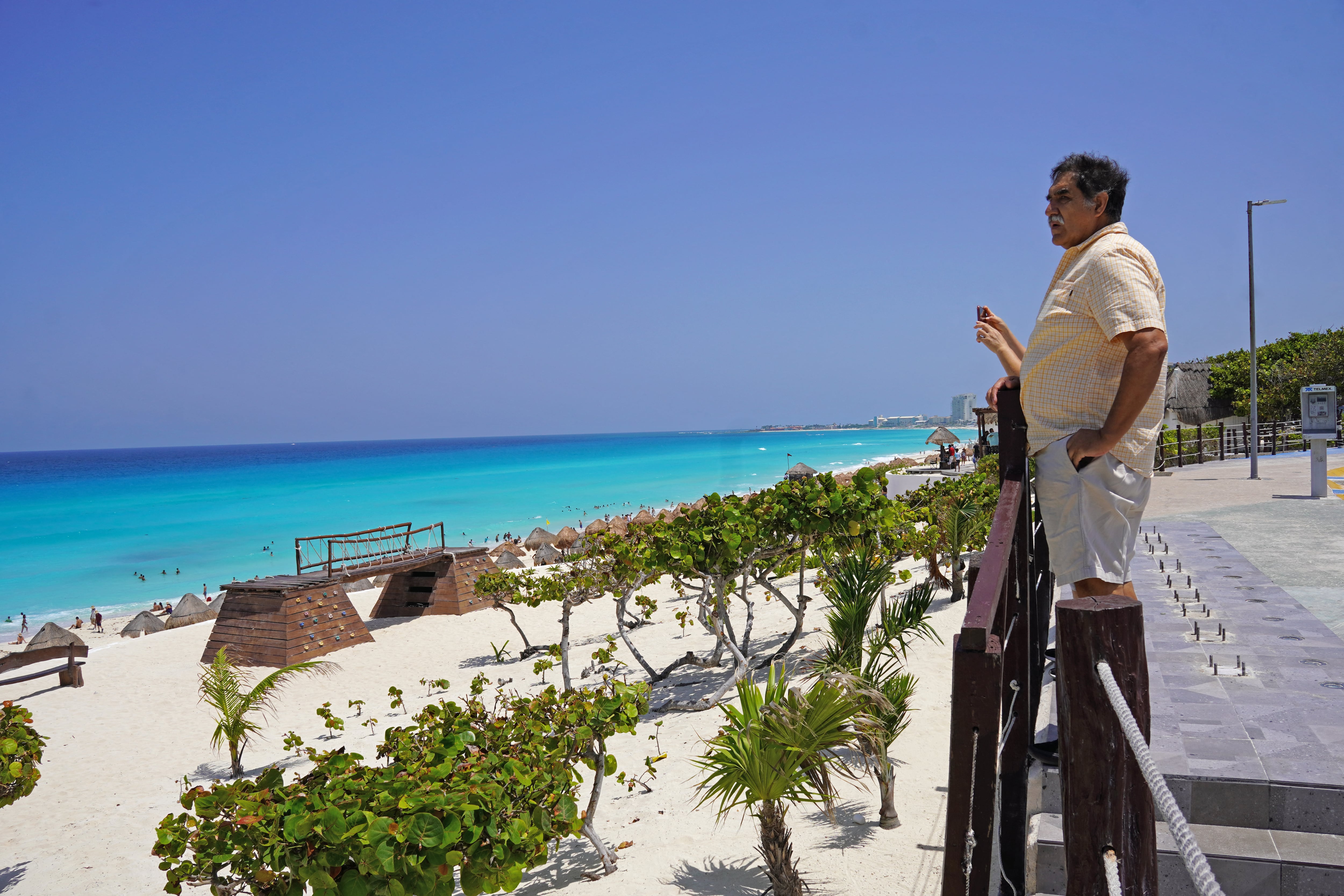 Un hombre mira al mar en una playa antes de la posible llegada del huracán Beryl a Cancún, estado de Quintana Roo, México, el 3 de julio de 2024. El poderoso huracán Beryl azotó la costa sur de Jamaica el miércoles, azotando la isla con peligrosos vientos y mar. oleada después de dejar un rastro de destrucción y al menos siete personas muertas en el Caribe. (Photo by Elizabeth Ruiz / AFP)