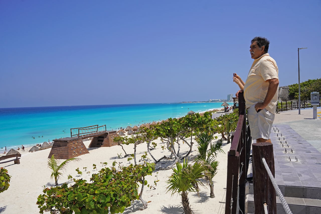 Un hombre mira al mar en una playa antes de la posible llegada del huracán Beryl a Cancún, estado de Quintana Roo, México, el 3 de julio de 2024. El poderoso huracán Beryl azotó la costa sur de Jamaica el miércoles, azotando la isla con peligrosos vientos y mar. oleada después de dejar un rastro de destrucción y al menos siete personas muertas en el Caribe. (Photo by Elizabeth Ruiz / AFP)