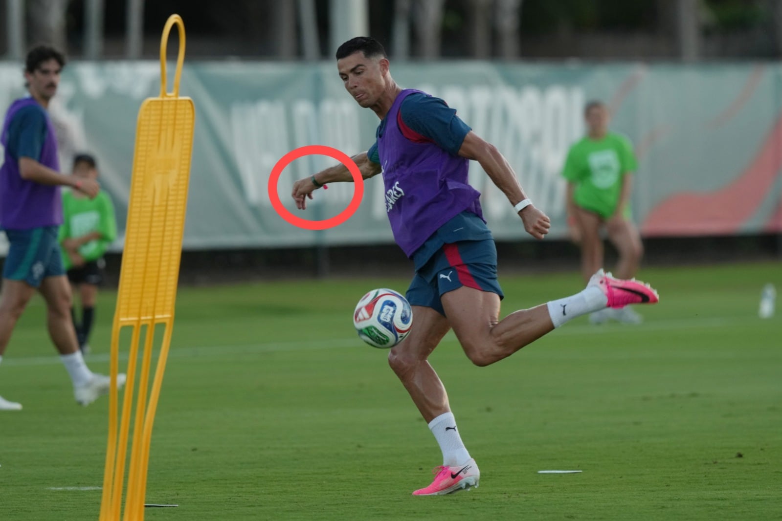 Cristiano ronaldo fue visto con una manilla.