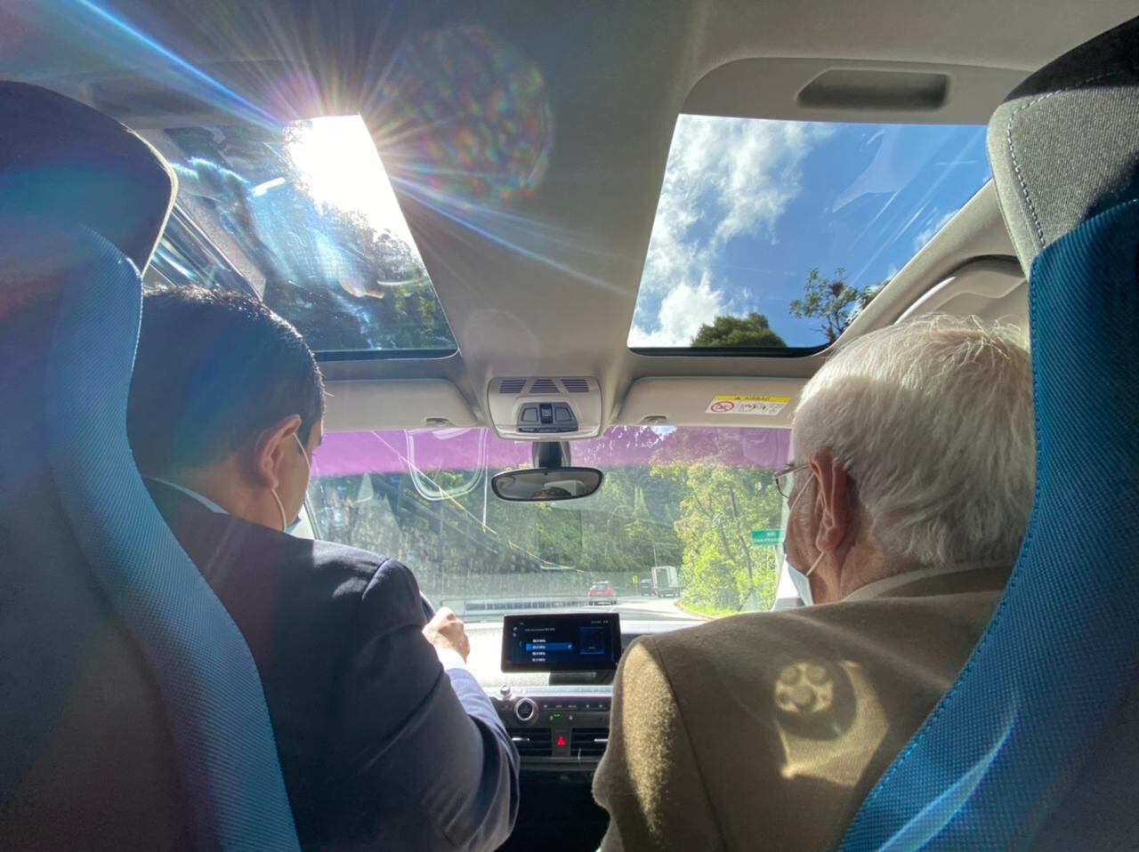 Germán Navas y Edward Rodríguez en un carro eléctrico.