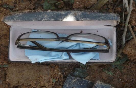 Las gafas del jefe guerrillero se encontraron dentro de los escombros del campamento.