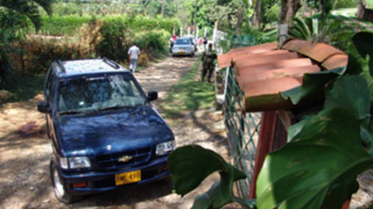Sitio y uno de los carros en donde se produjo la masacre de Jamundí en la que perdieron la vida 10 policías y un civil y por la cual está sindicado Byron Carvajal