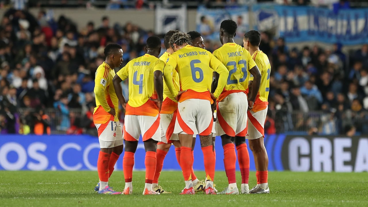 BUENOS AIRES, ARGENTINA - JUNE 10: Players of Colombia huddle at the end of the first half during the FIFA World Cup 2026 South American Qualifier match between Argentina and Colombia at Estadio Más Monumental Antonio Vespucio Liberti on June 10, 2025 in Buenos Aires, Argentina. (Photo by Daniel Jayo/Getty Images)