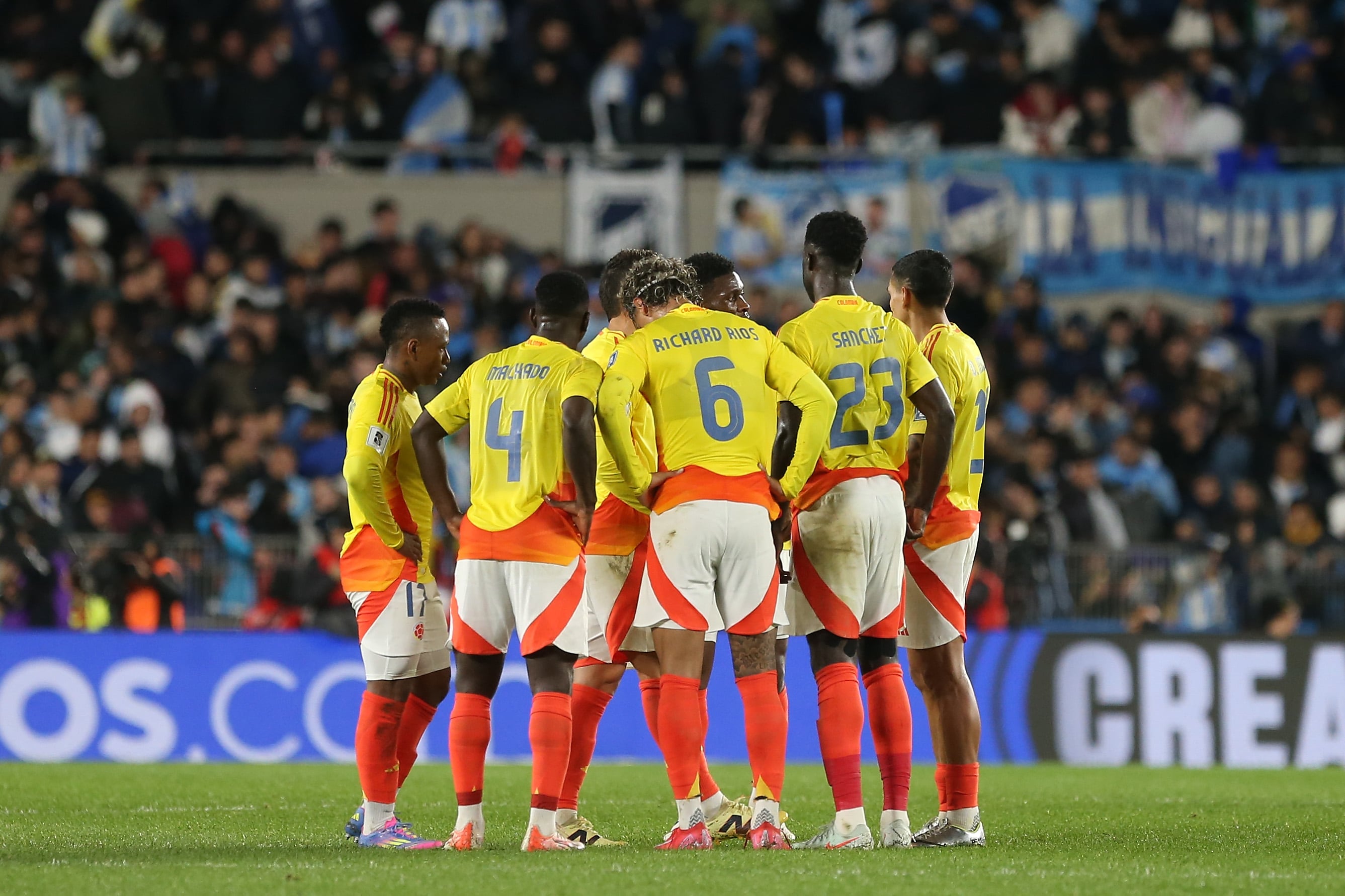BUENOS AIRES, ARGENTINA - JUNE 10: Players of Colombia huddle at the end of the first half during the FIFA World Cup 2026 South American Qualifier match between Argentina and Colombia at Estadio Más Monumental Antonio Vespucio Liberti on June 10, 2025 in Buenos Aires, Argentina.  (Photo by Daniel Jayo/Getty Images)