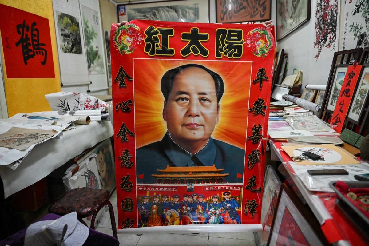 Un vendedor sostiene un cartel del fallecido líder comunista Mao Zedong en Pekín el 8 de septiembre de 2026, un día antes del 50.º aniversario de su muerte. (Foto de ADEK BERRY / AFP)