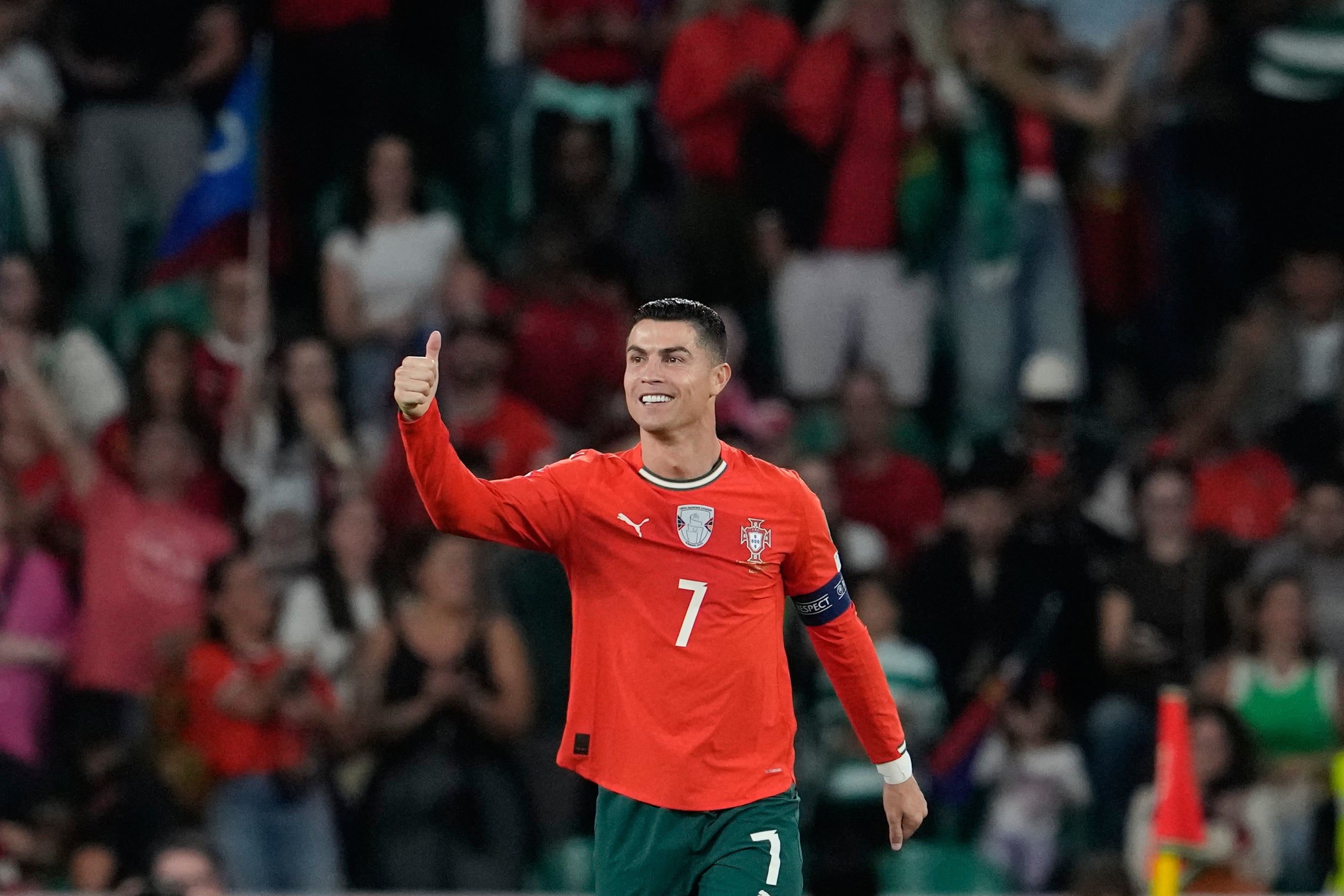 Cristiano Ronaldo de Portugal celebra tras anotar en el encuentro del Grupo F de la eliminatoria a la Copa Mundial 2026 ante Hungría el martes 14 de octubre del 2025. (AP Foto/Armando Franca)