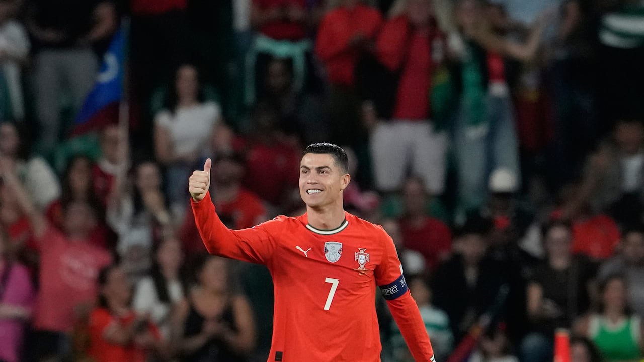 Cristiano Ronaldo de Portugal celebra tras anotar en el encuentro del Grupo F de la eliminatoria a la Copa Mundial 2026 ante Hungría el martes 14 de octubre del 2025. (AP Foto/Armando Franca)