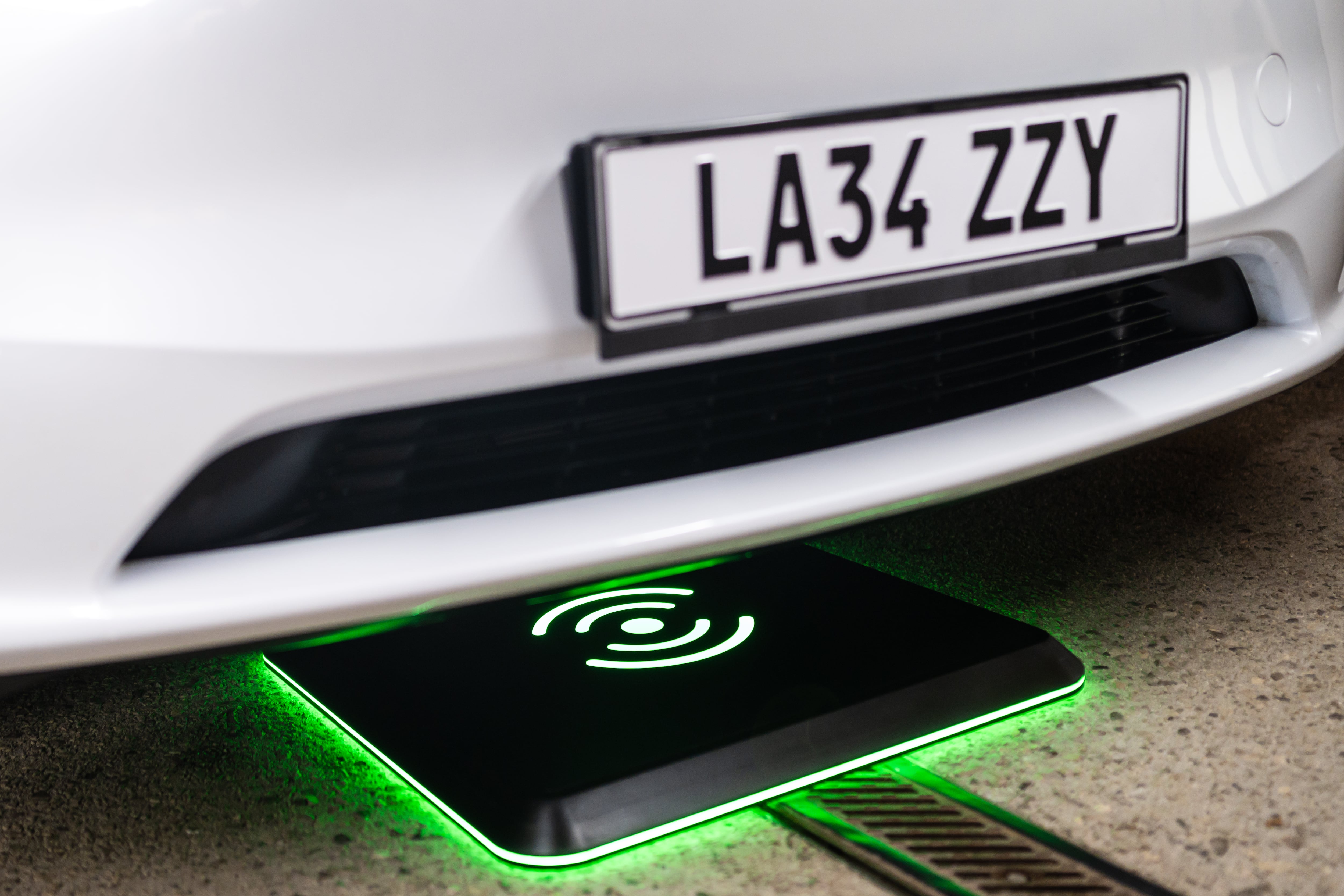 La carga inalámbrica para carros eléctricos es una realidad, pero aún no está masificada.