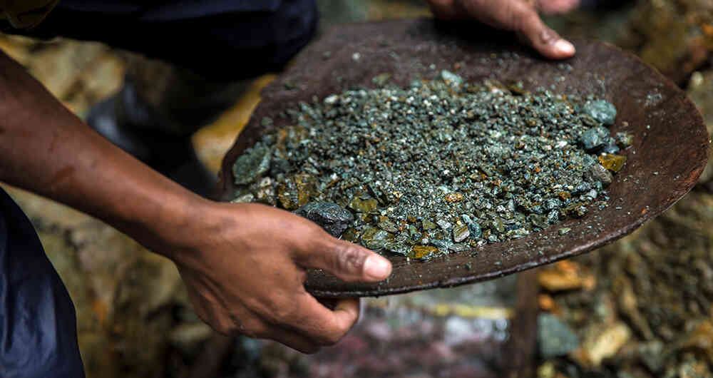El barequeo es la técnica tradicional de extracción aurífera que llevan a cabo en las orillas de los ríos. Foto: David Amado