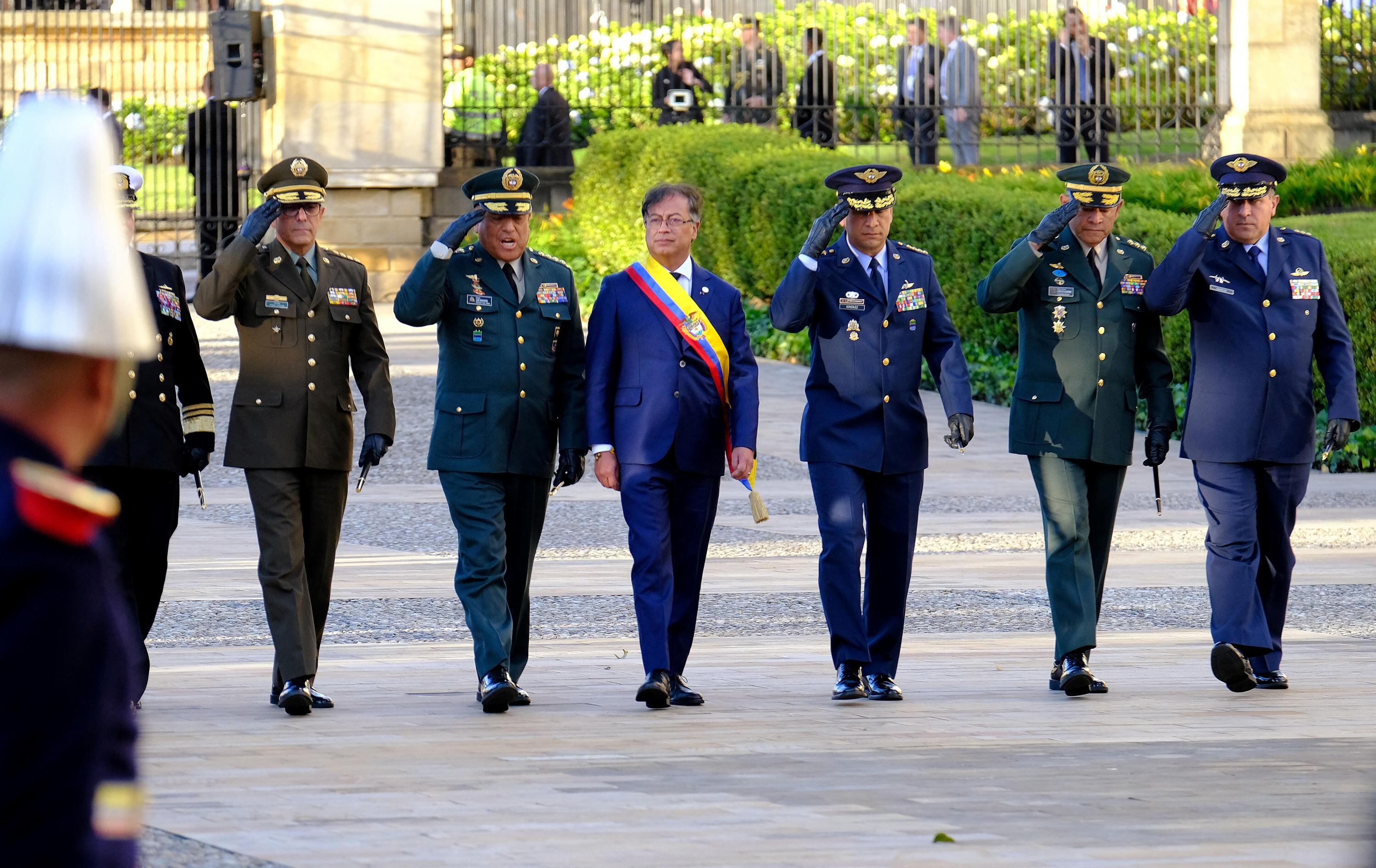 Petro junto a los comandantes de las Fuerzas Militares y el director de la Policía Nacional.