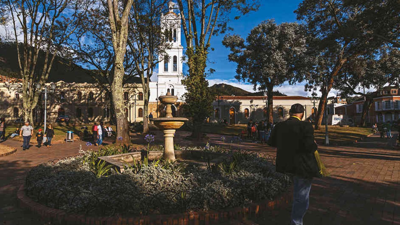 La plaza de Usaquén está ubicada en la carrera 6a con calle 119.