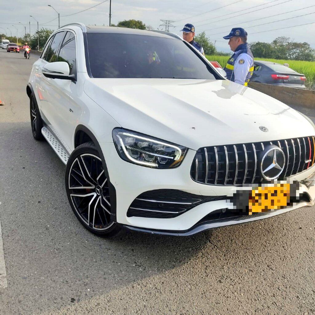 Autoridades de tránsito verifican el cumplimiento de la norma.