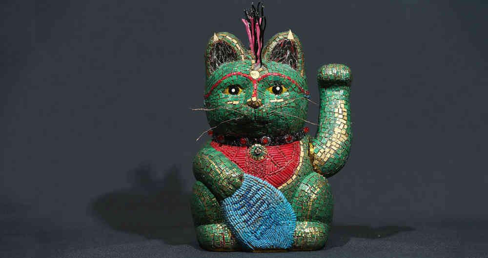 Si el gato levanta la mano izquierda, atrae riqueza y prosperidad.