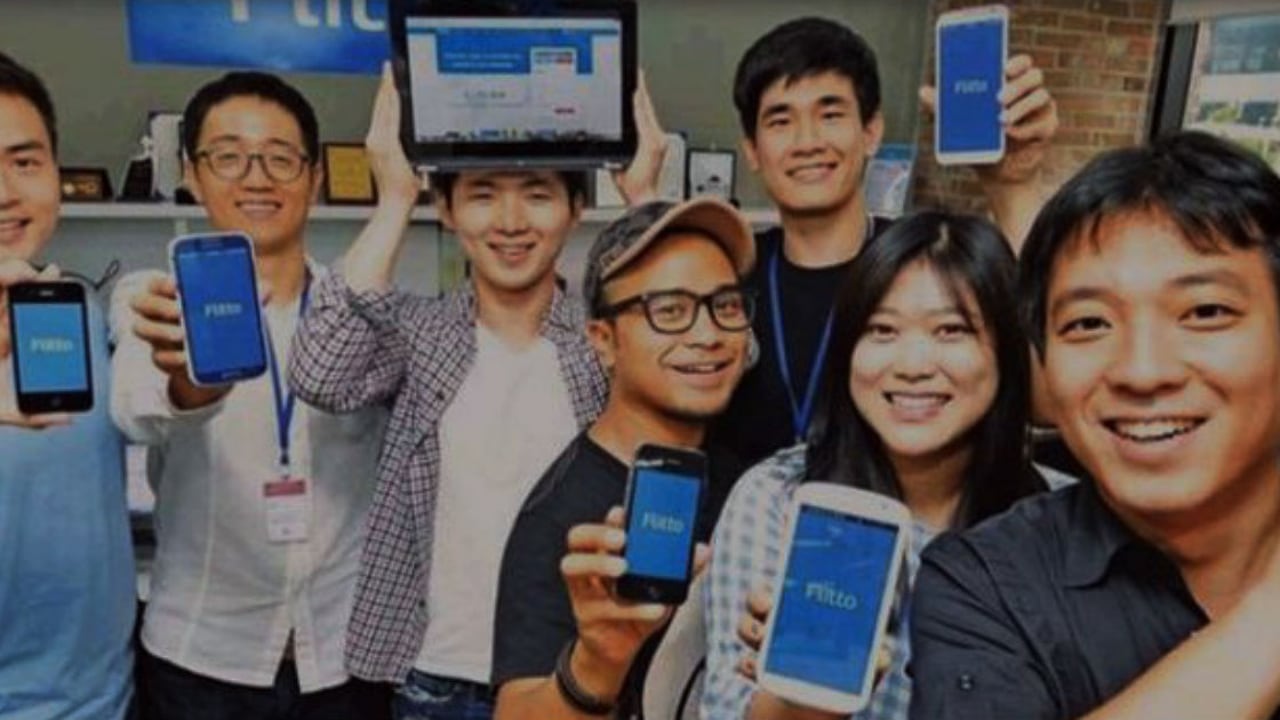 Simon Lee (en la foto, a la derecha) vio el potencial de negocio en los pedidos de ayuda de sus amigos.