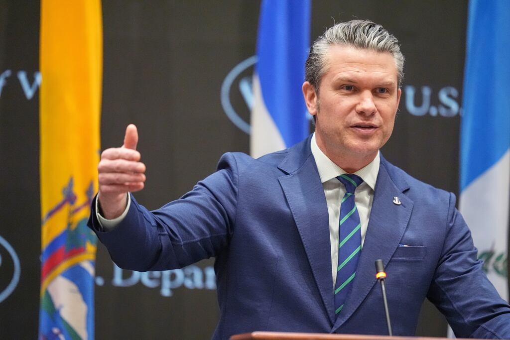 El secretario de Defensa, Pete Hegseth, habla en la Conferencia Anticarteles de las Américas, celebrada en el Comando Sur de EE. UU. en Doral, Florida, el jueves 5 de marzo de 2026. (Foto AP/Rebecca Blackwell)