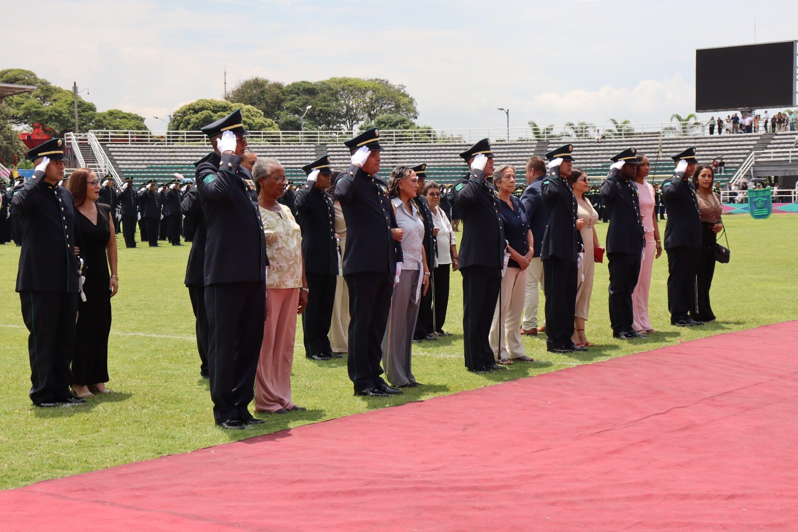 En el estadio Francisco Rivera Escobar de Palmira se realizó la ceremonia solemne de ascenso de 722 hombres y mujeres de la Policía Metropolitana de Cali.