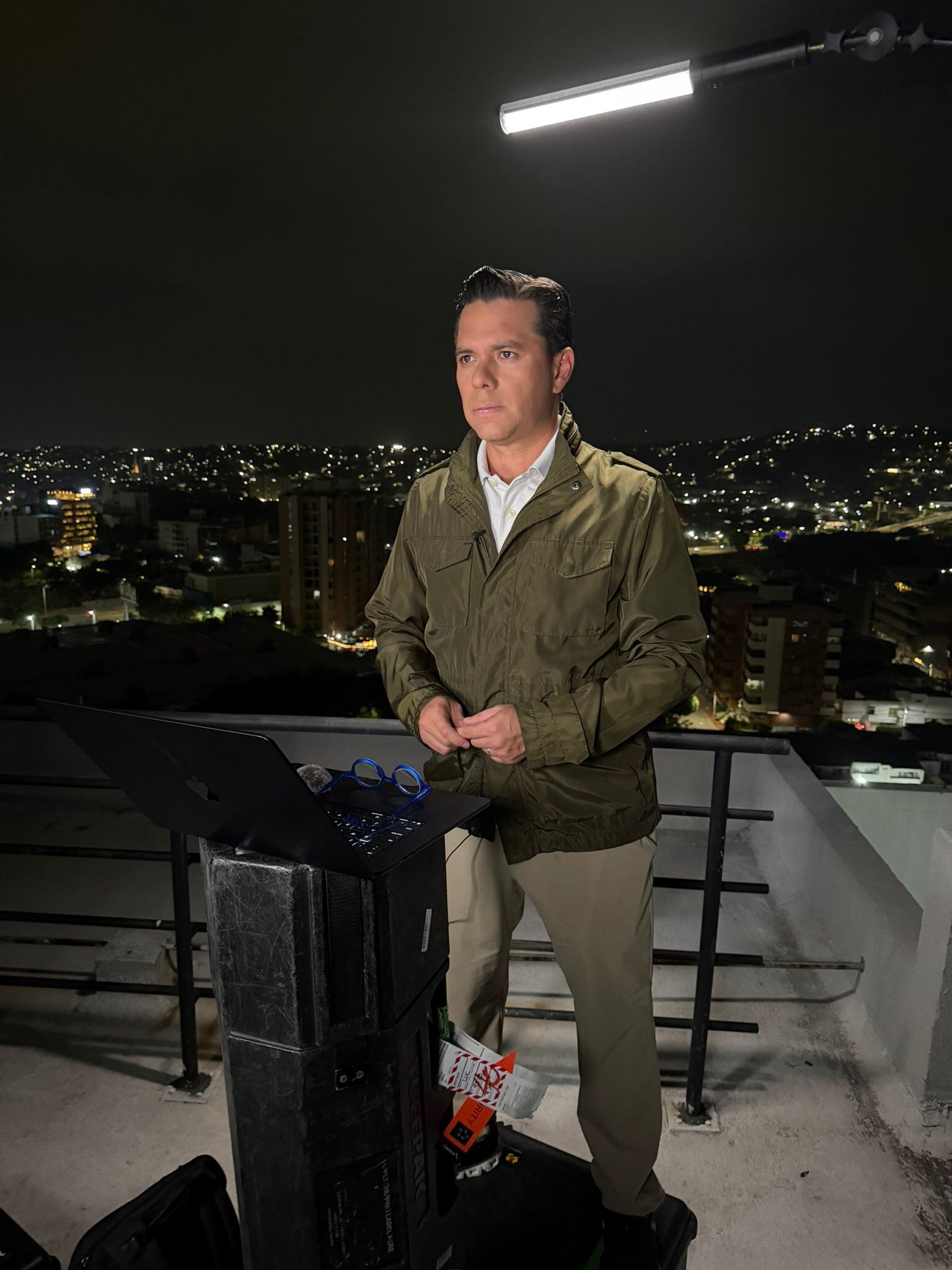 Luis Carlos Velez fue detenido por la guardia venezolana por más de una hora.