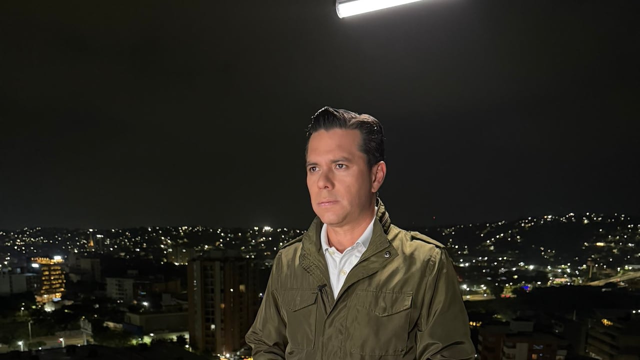 Luis Carlos Velez fue detenido por la guardia venezolana por más de una hora.