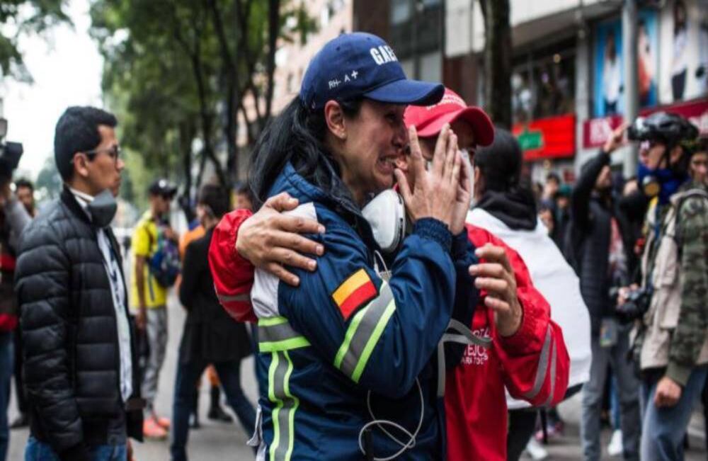 Las personas en la zona estaban consternadas. Desde el sábado 23 de noviembre se han hecho vigilias en la calle 19 para repudiar la actuación del Esmad. Al conocerse la muerte de Dilan los bogotanos salieron a poner ofrendas en su nombre. Foto: Mauricio Morales.