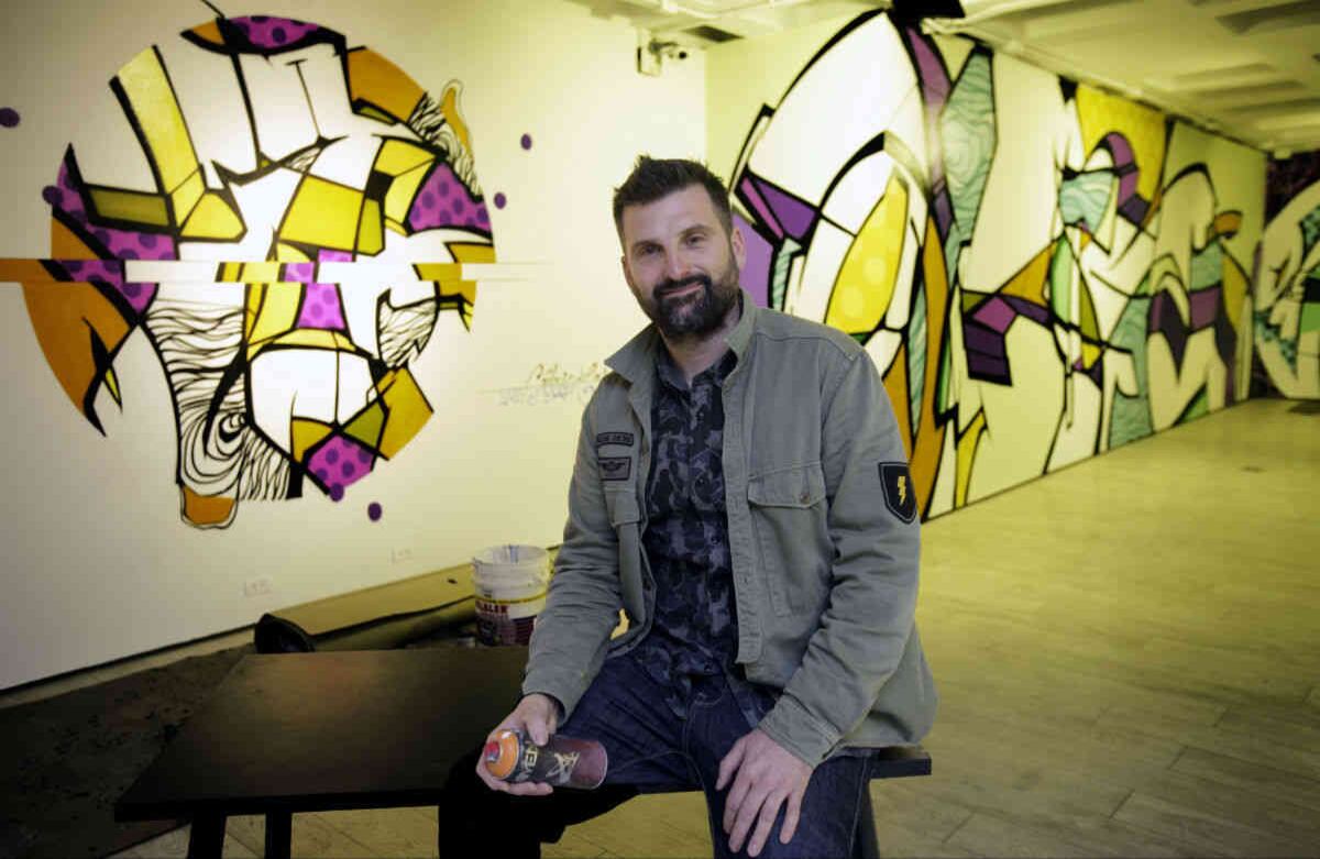 Cedric Reso en la galería del Colombo Americano. Foto: Carlos Julio Martínez.