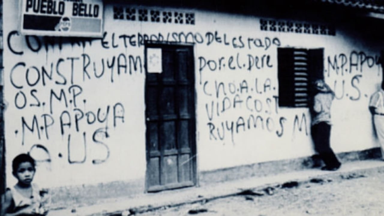 El 14 de enero de 1990, alrededor de 60 paramilitares que obedecían a Fidel Castaño llegaron a Pueblo Bello para llevarse a 43 personas.