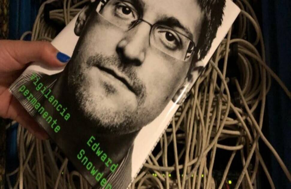 EDWARD SNOWDEN: La divulgación en de los programas de vigilancia masiva PRISM y XKeyscore que hizo pública el consultor tecnológico y ex contratista de la Agencia Nacional de Seguridad, demostró la vulnerabilidad de la población mundial referente a la seguridad de la privacidad informática. Snowden hizo una copia de una serie de documentos secretos dónde se explicaba en detalle, un programa de ciberespionaje con acceso directo a los servidores de los gigantes de la internet como Google, Facebook, Microsoft, Skype, Yahoo y Apple y los entregó a periodistas de The Guardian. Snowden se asiló en Rusia para eludir los cargos de robo y espionaje que pesan en su contra desde 2014. Según el gobierno norteamericano, sus acciones pusieron al país y a los ciudadanos en riesgo. 26. Foto: Publico.es