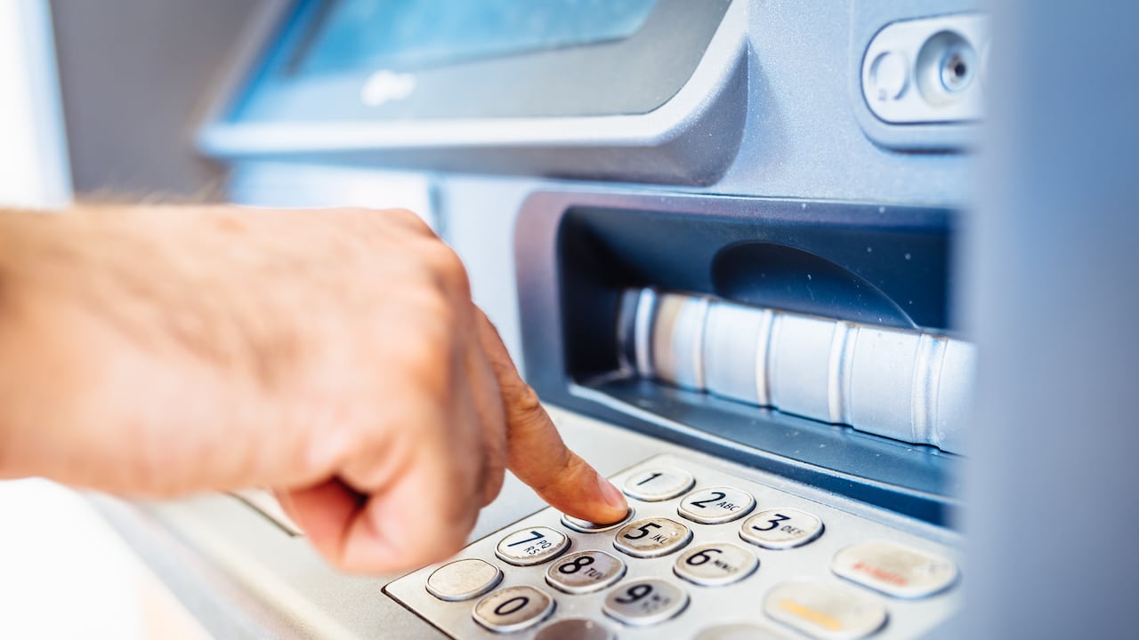 Se deben seguir ciertas precauciones a la hora de retirar dinero en cajeros automáticos.
