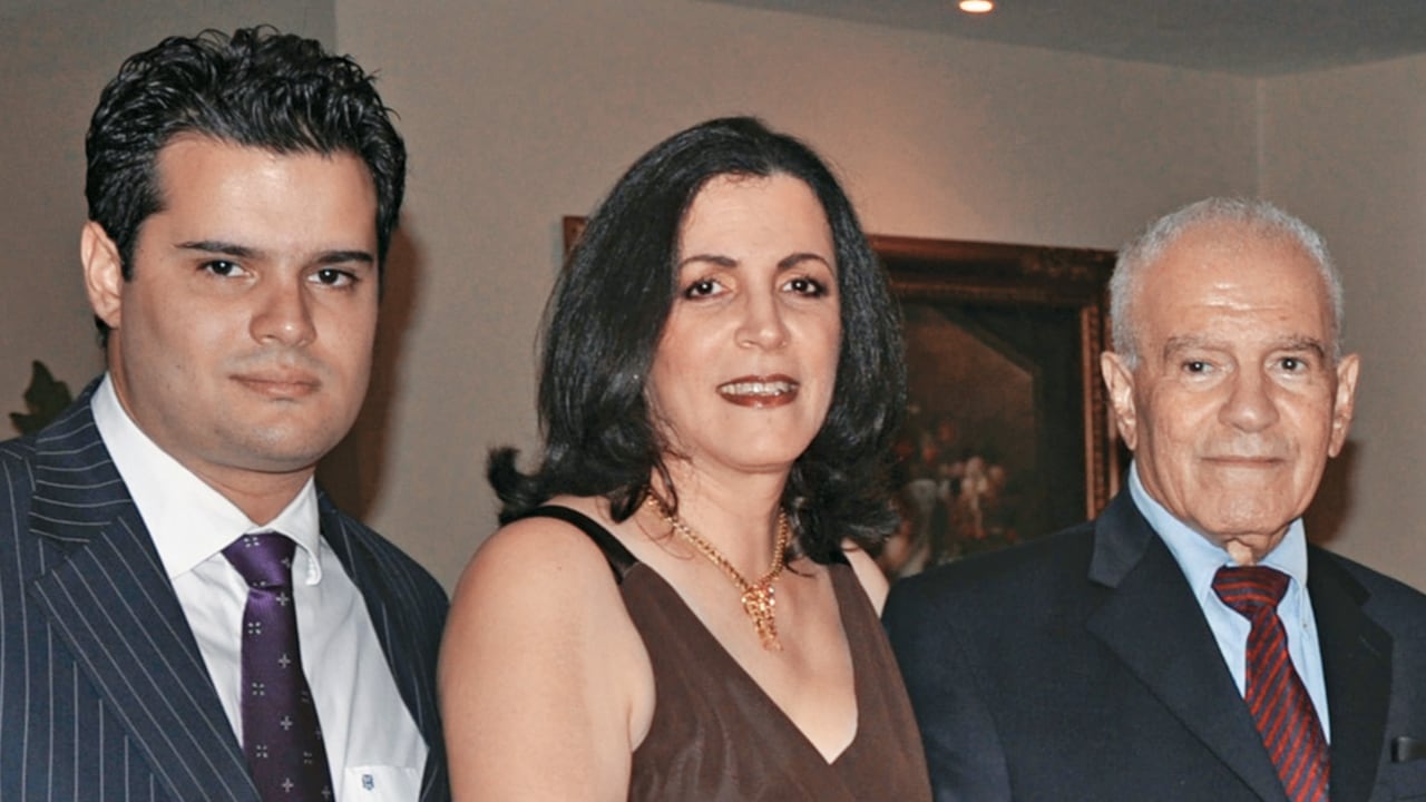 Alberto e Ivonne creen que su padre,cofundador de la universidad y el Hospital Metropolitano, no murió de un infarto pues su cuerpo tenía varios traumas y golpes.