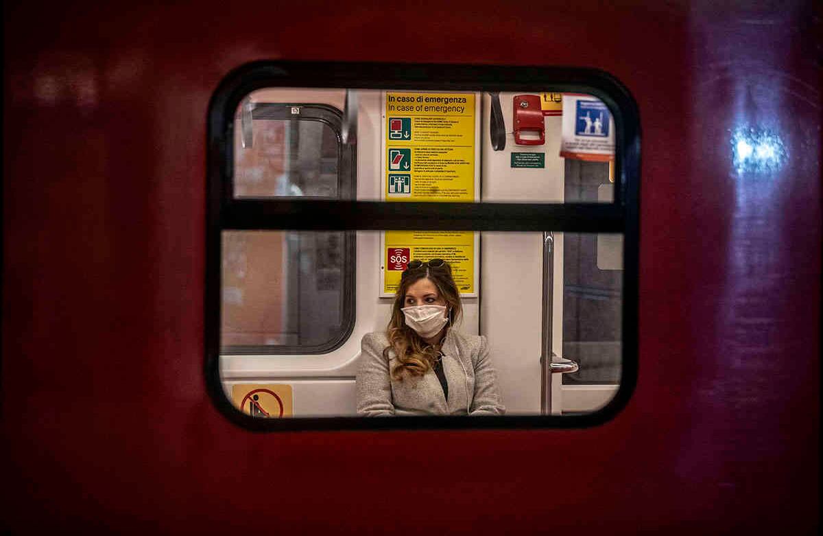 Una mujer sentada en un vagón en una parada de metro, en Milán, Italia, el lunes 4 de mayo de 2020. (Foto AP / Luca Bruno)