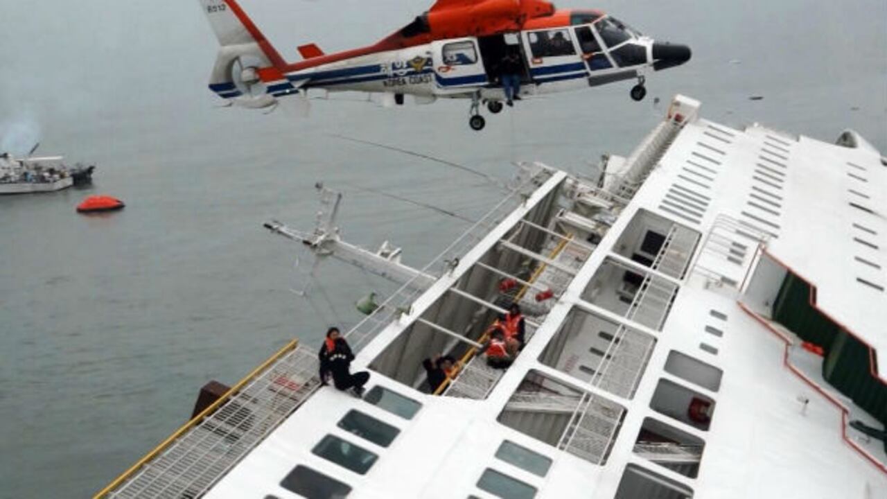 Un helicóptero y botes de rescate se rodean el ferry 'Sewol' en búsqueda de sobrevivientes.