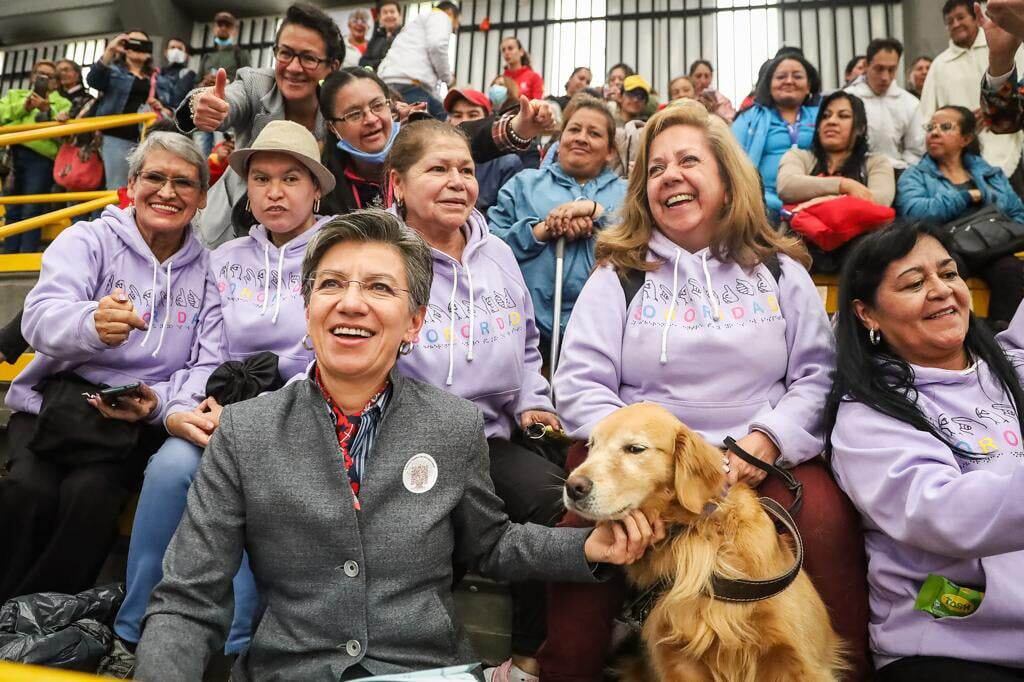 Este nuevo marco fue lanzado en un evento central liderado por la alcaldesa
mayor, Claudia López, en el que se conectaron las manzanas del cuidado de
las localidades de Suba, Usme, Bosa y Engativá.