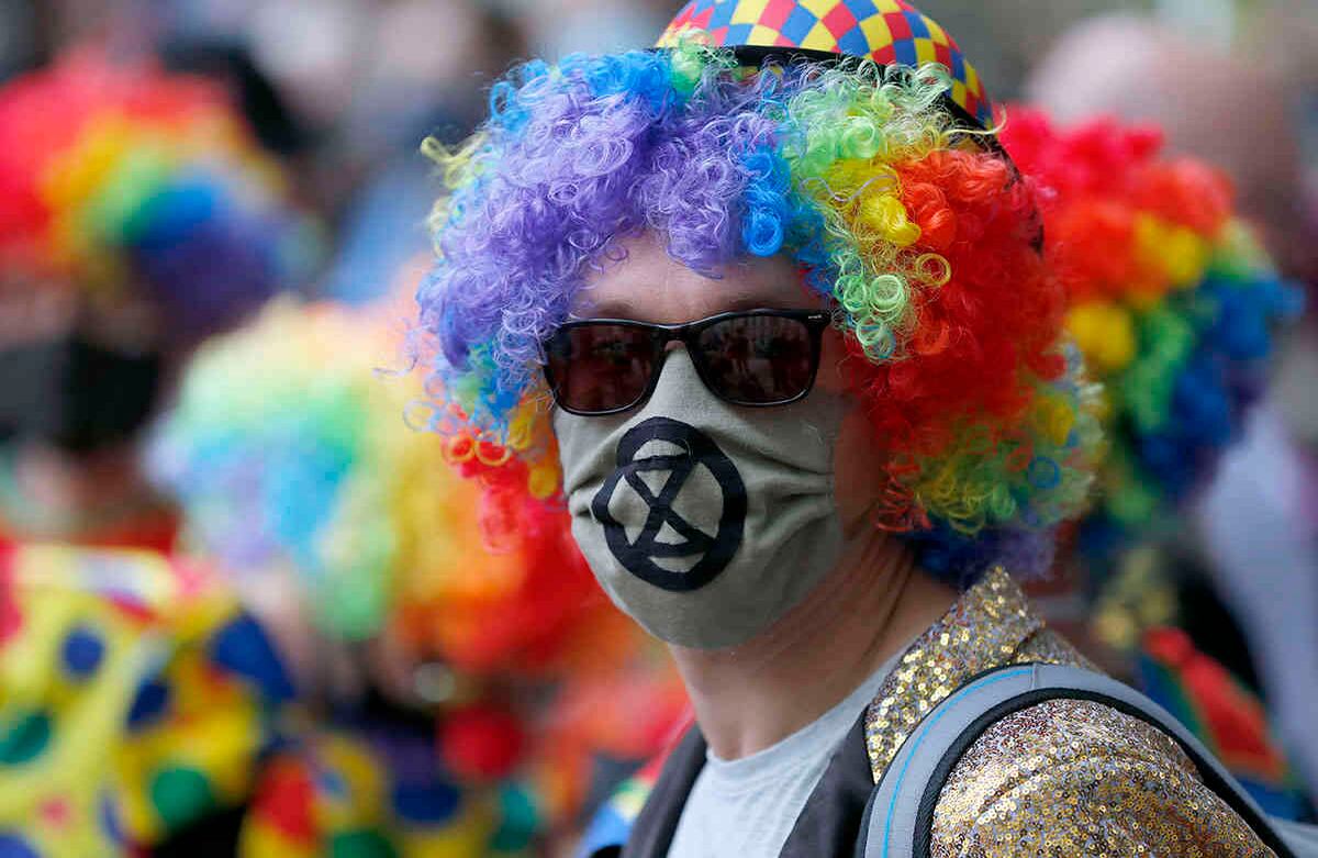 Los manifestantes se disfrazan para el Carnaval de la Corrupción durante una protesta por el cambio climático de Extinction Rebellion en Parliament Square en Londres, el jueves 3 de septiembre de 2020. Foto: Frank Augstein / AP