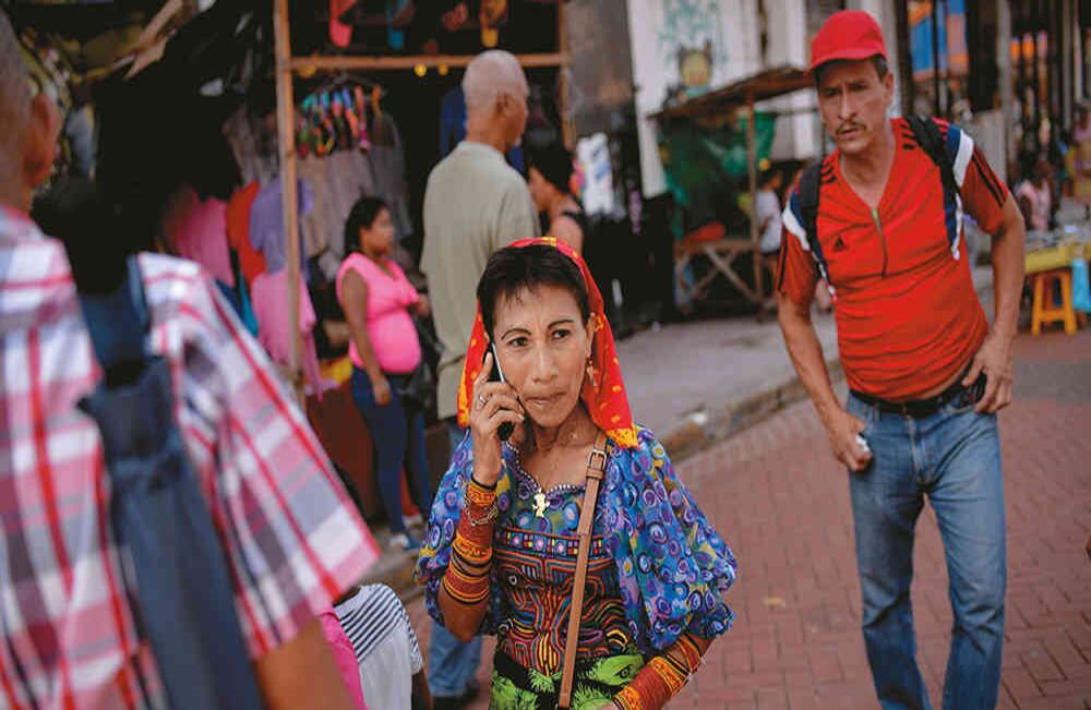 Los kunas viven en Panamá y Colombia, aunque la mayoría de sus asentamientos están en el país istmeño. Son miembros activos de la vida citadina.