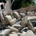 Un camión se volcó y se derramaron sacos de harina en la vía Santa Marta - Riohacha.