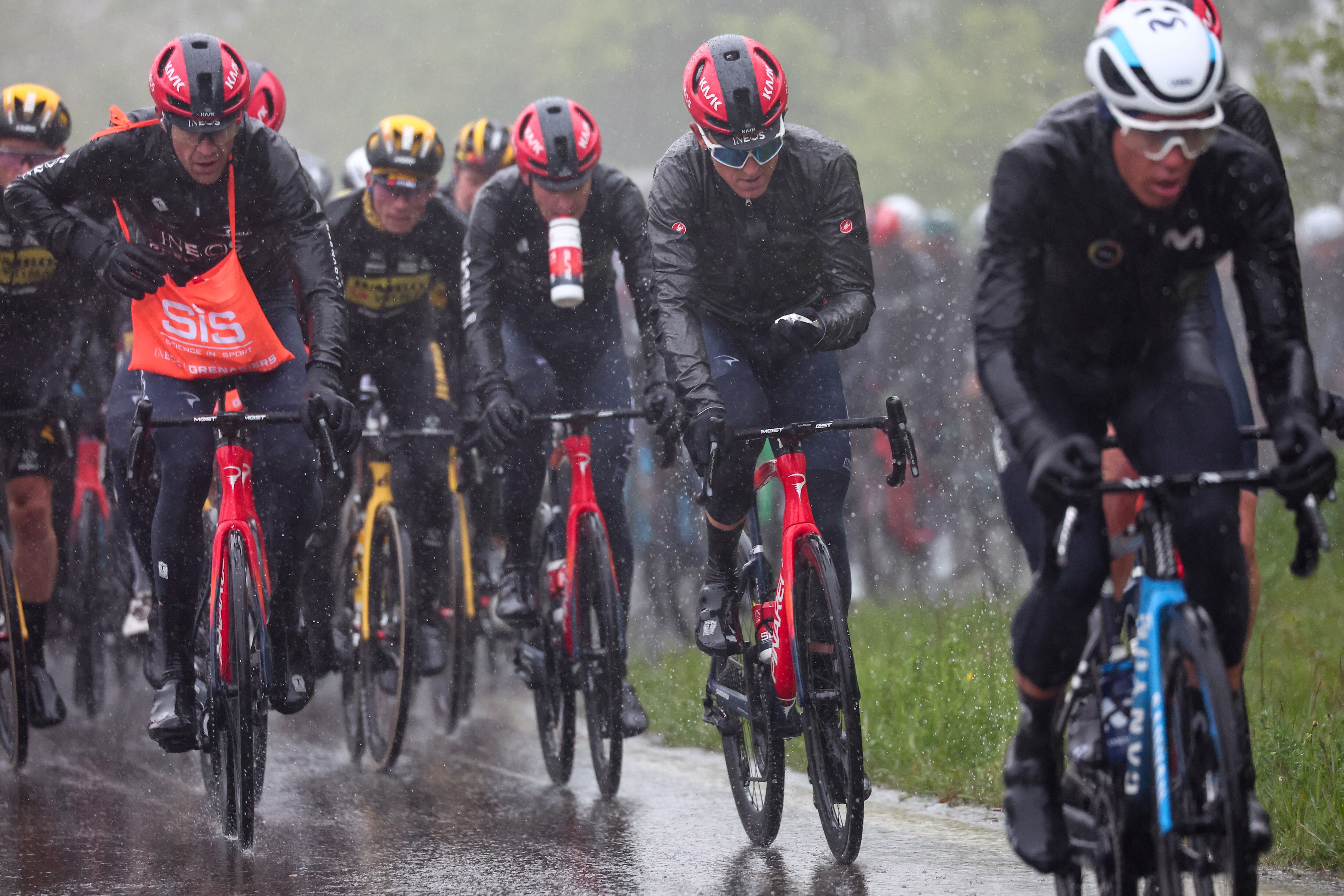 La lluvia acompañó a los ciclistas en la décima etapa del Giro.
