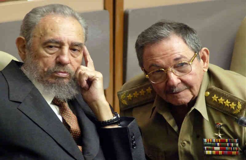Fidel y Raúl Castro estuvieron juntos desde el comienzo, cuando participaron en el fallido asalto al Cuartel Moncada, en 1953, que los llevó al calabozo por 22 meses. Medio siglo después Raúl asumió la Presidencia de Cuba, pero siempre reconoció el liderazgo de su hermano mayor. Foto: AP