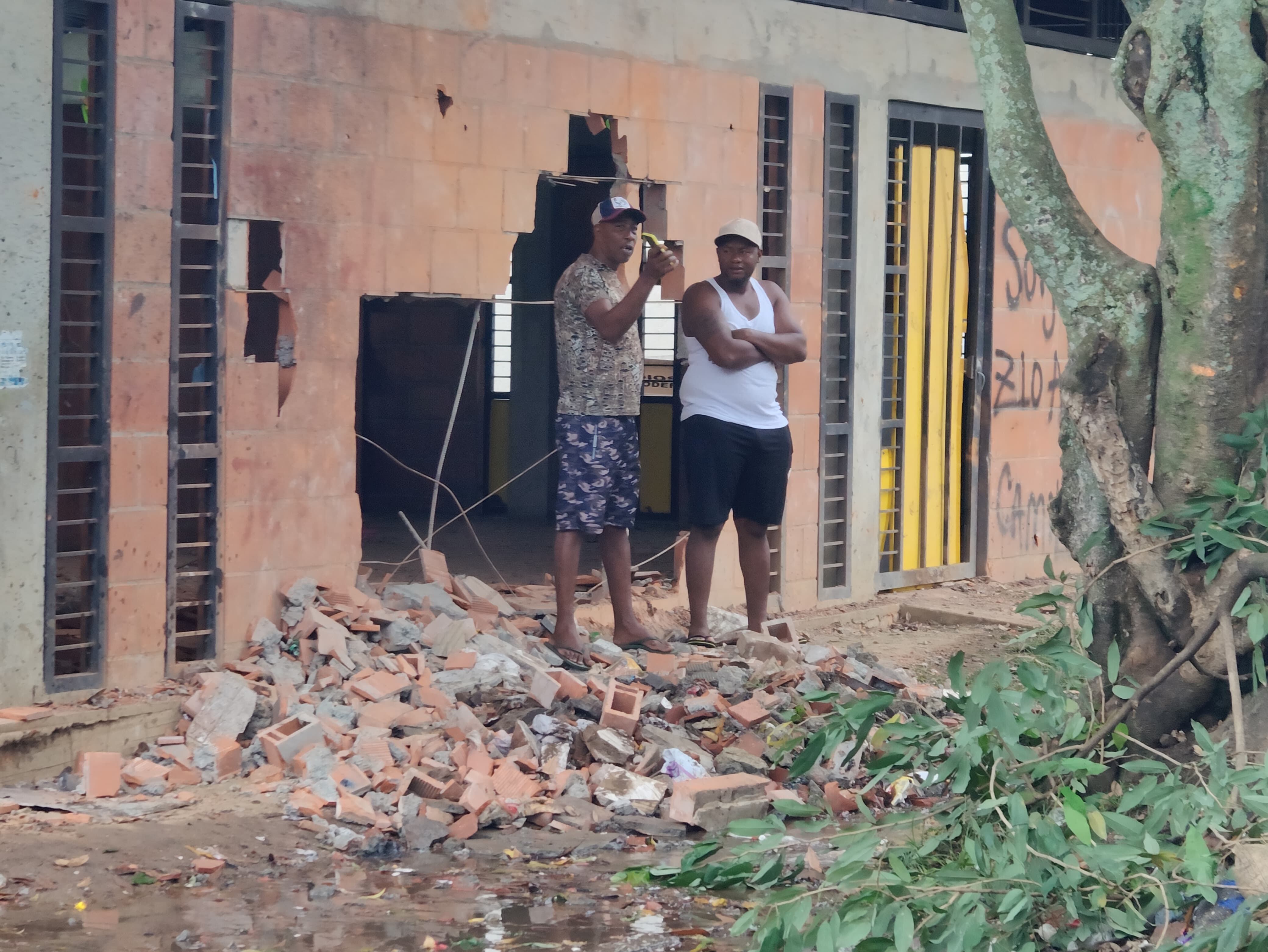 Cerca de las 7:30 de la noche de este domingo 18 de mayo, las autoridades reportaron una explosión en el barrio Los Lagos, al oriente de Cali, que dejó siete personas heridas, entre ellos tres policías, según información preliminar.