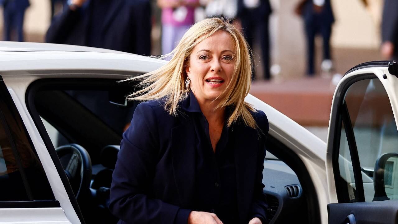 La líder del partido Hermanos de Italia, Giorgia Meloni , llega a una reunión con el presidente italiano, Sergio Mattarella, en el Palacio del Quirinale, en Roma.