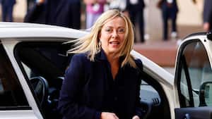 La líder del partido Hermanos de Italia, Giorgia Meloni , llega a una reunión con el presidente italiano, Sergio Mattarella, en el Palacio del Quirinale, en Roma.