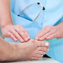 Algunos tratamientos pueden mejorar los juanetes sin necesidad de cirugía.