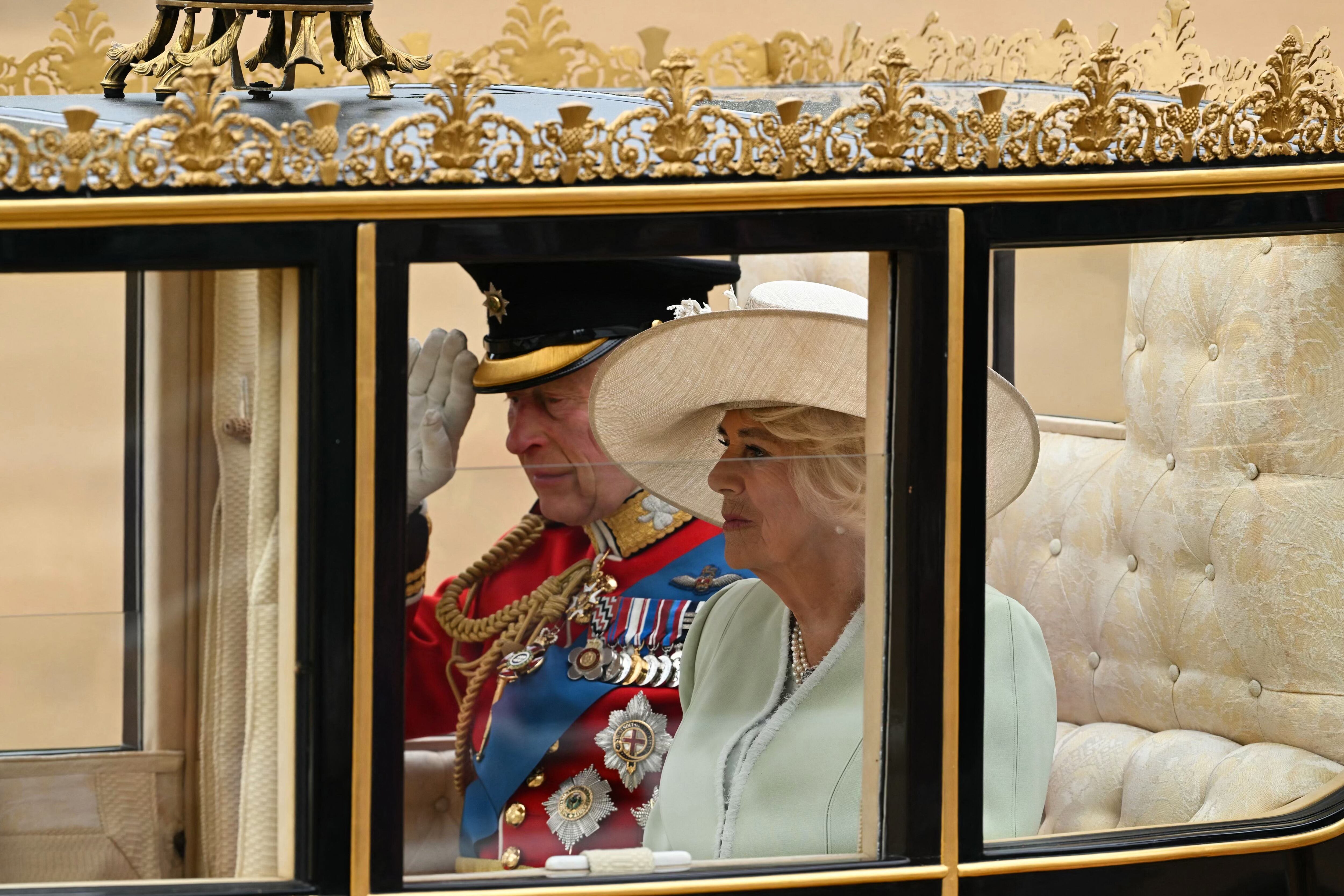 Se cree que la ceremonia de Trooping the Color se realizó por primera vez durante el reinado. del rey Carlos II. Desde 1748, el Trooping of the Color ha marcado el cumpleaños oficial del soberano británico. En el evento participan más de 1.500 soldados y casi 300 caballos. (Foto de JUSTIN TALLIS / AFP)