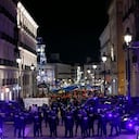 Agentes de policía montan guardia en una de las calles que desembocan en la Plaza de la Puerta del Sol, donde personas acampan en tiendas de campaña para protestar contra los desahucios y la crisis de la vivienda, en Madrid.