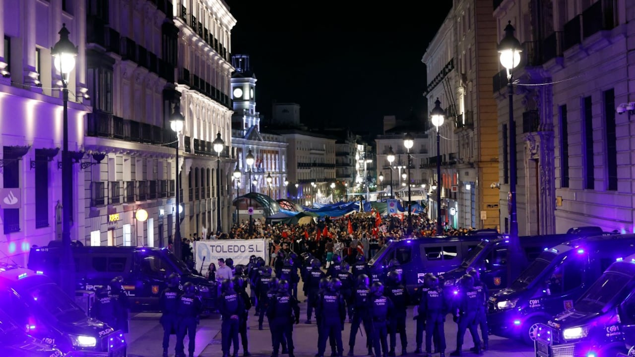 Agentes de policía montan guardia en una de las calles que desembocan en la Plaza de la Puerta del Sol, donde personas acampan en tiendas de campaña para protestar contra los desahucios y la crisis de la vivienda, en Madrid.
