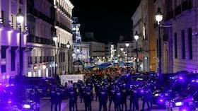 Agentes de policía montan guardia en una de las calles que desembocan en la Plaza de la Puerta del Sol, donde personas acampan en tiendas de campaña para protestar contra los desahucios y la crisis de la vivienda, en Madrid.